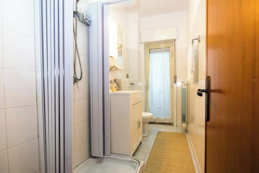 淋浴设施、吹风机、坐浴桶、毛巾