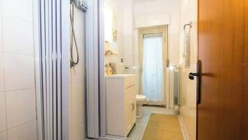 Dusche, Haartrockner, Bidet, Handtücher