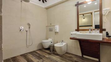 Apartamento superior, vista para o rio | Banheiro | Produtos de toalete grátis, secador de cabelo, chinelos