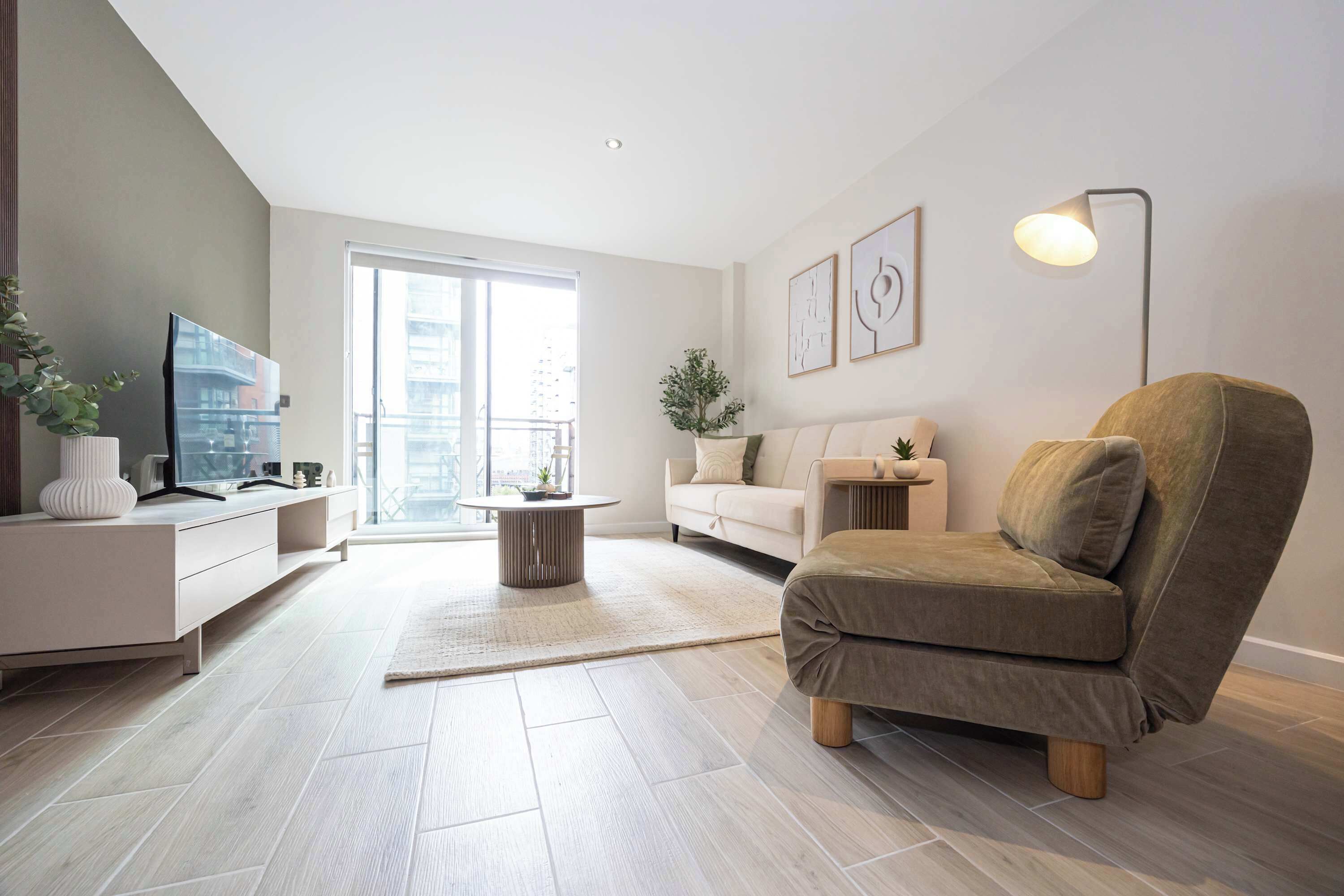 Televisión y oficina 