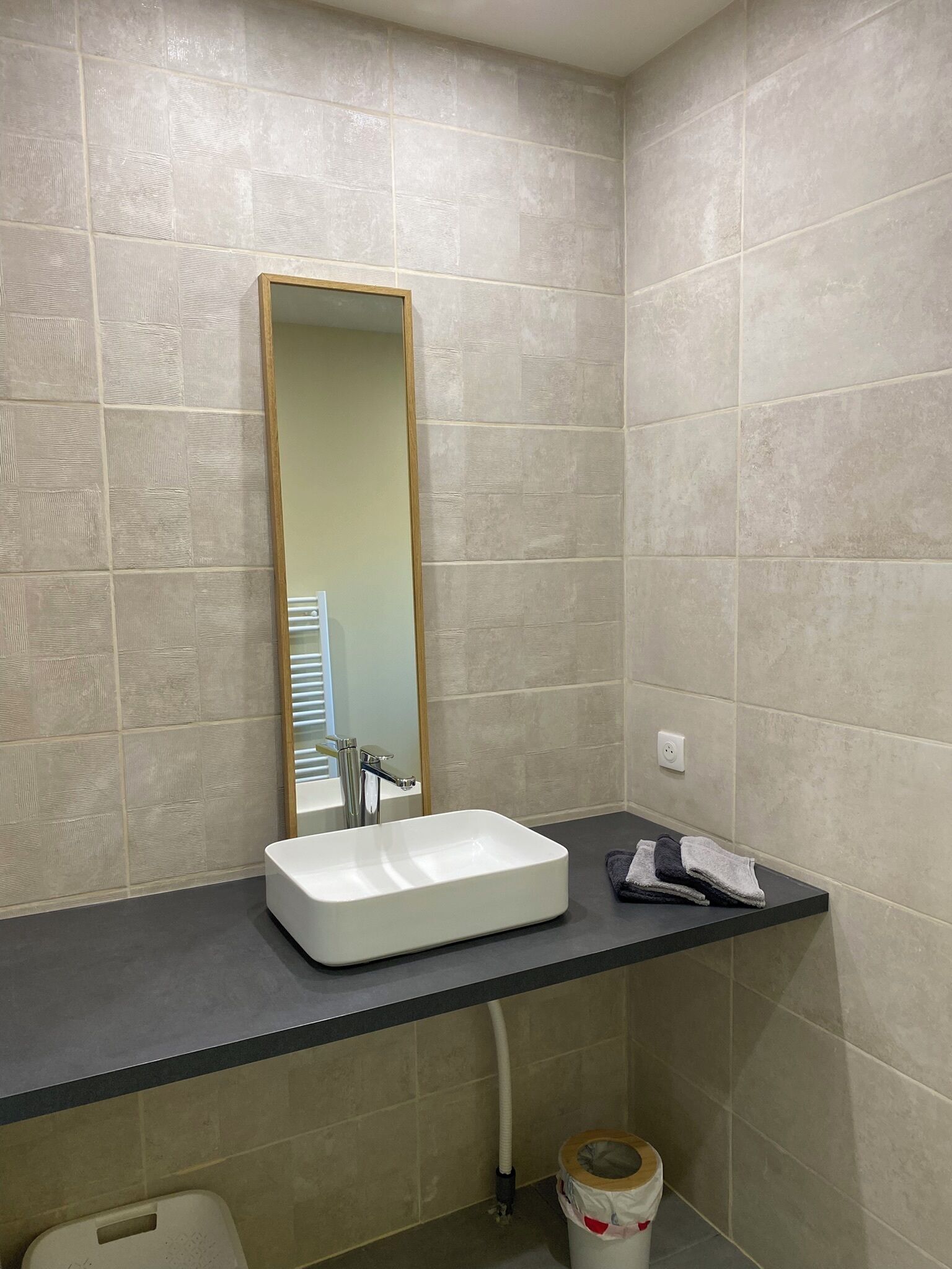 Een douche, een haardroger, handdoeken, zeep