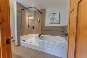 Douche, séchoir à cheveux, serviettes fournies, shampooing