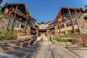 Exterior - Stunning 2bd, hot tub walking distance to downtown (Canmore)