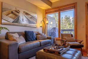 TV, fireplace, offices - Stunning 2bd, hot tub walking distance to downtown (Canmore)