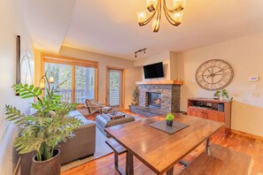 TV, fireplace, offices - Stunning 2bd, hot tub walking distance to downtown (Canmore)