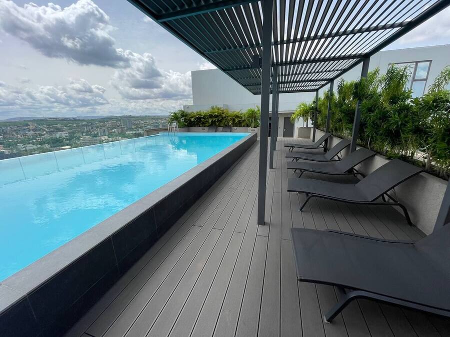 Una piscina al aire libre