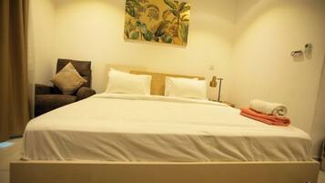 Luxe studio suite, balkon, uitzicht op stad | 1 slaapkamer, geluiddichte muren, een strijkplank/strijkijzer