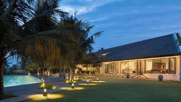 Overnatningsstedets facade – aften/nat