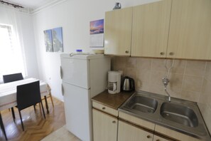 Frigorífico, horno, placa de cocina y cafetera o tetera