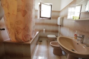 Bidet, towels, toilet paper - Apartment Ljubica with AC and WIFI (Punat)