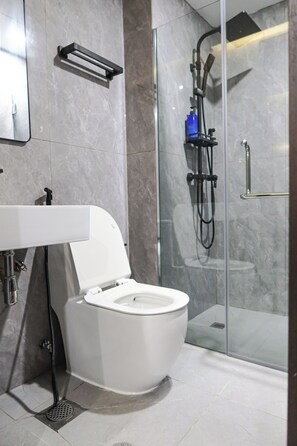 Sèche-cheveux, bidet, serviettes fournies, shampoing