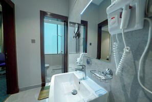 One Bedroom Apartment | Salle de bain | Douche, peignoirs, pantoufles, serviettes fournies