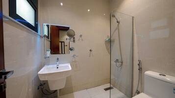 Familjelägenhet - utsikt mot staden | Badrum | Dusch, badrock, tofflor och handdukar