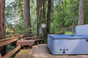 Outdoor spa tub - LUX Private Modern Villa | Pool, Spa, & Dogs OK (Calistoga)