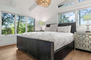 3 bedrooms, iron/ironing board, travel crib, WiFi - LUX Private Modern Villa | Pool, Spa, & Dogs OK (Calistoga)