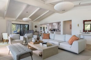 TV, peis og kontorer