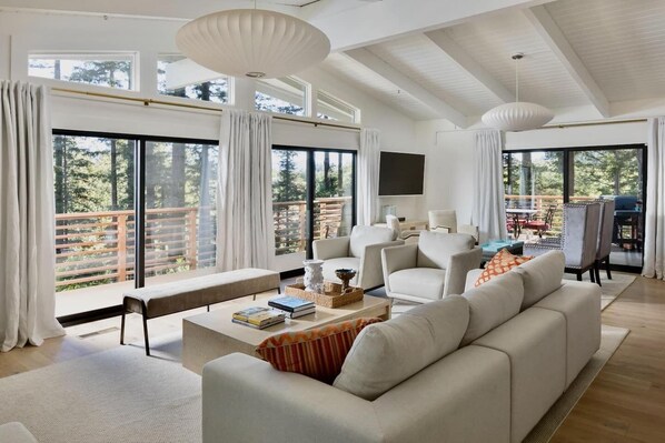 TV, peis og kontorer