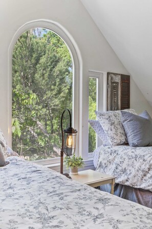 4 bedrooms, iron/ironing board, travel cot, WiFi - Charming 4BR Wine Country Getaway w/ Spa & Firepit (Kenwood)