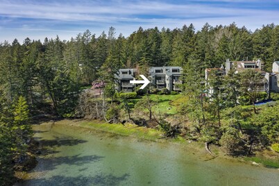 Peaceful 1 bedroom, 1 loft Condo!