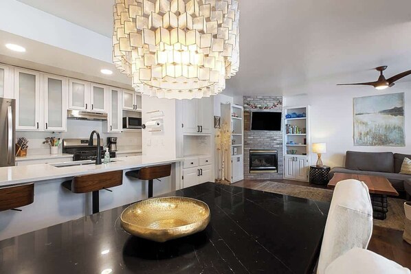 Televisión, chimenea, libros y oficina