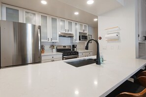 Refrigerador, microondas, horno y parrilla de estufa