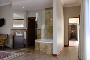 Deluxe Room, Pool View | Laptop workspace, free WiFi - Abiénto Guesthouse (Bloemfontein)