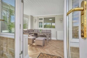 Outdoor dining - Cozy 2 Bedroom Cottage (Hexham Area)