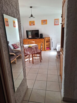 A room with a television, wooden furniture, a tiled floor, and artwork on the walls. - 8 Le Castellas (Sainte-Croix-du-Verdon)