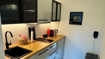 Frigorífic, placa de cuina, rentaplats i cafetera i tetera