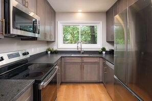 Geladeira, micro-ondas, fogão, cooktop