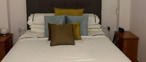3 bedrooms, WiFi (free), bed sheets