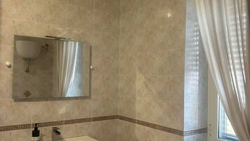 Doccia, vasca idromassaggio, asciugacapelli, bidet