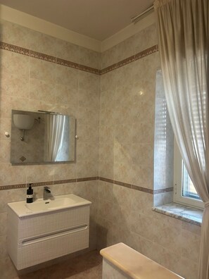 Dusche, Whirlpool, Haartrockner, Bidet