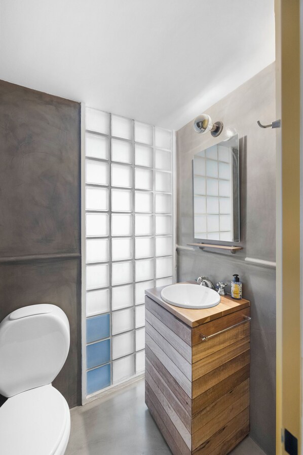 シャワー、ヘアドライヤー、ビデ、タオル