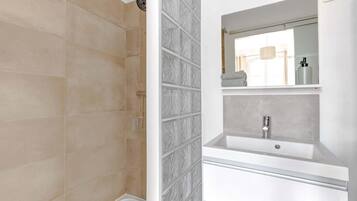 Shower, hair dryer, towels