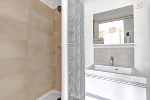 Shower, hair dryer, towels