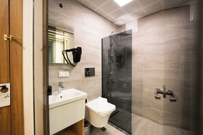 Shower, rainfall showerhead, hair dryer, towels - Dalyan Lorend Inn (Ortaca)