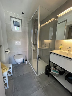 Douche, sèche-cheveux, savon, shampoing
