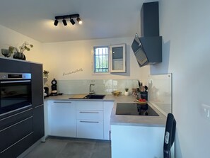 Fridge, oven, stovetop, dishwasher