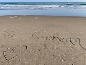På stranden och solstolar