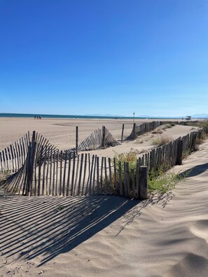 Plage, chaises longues