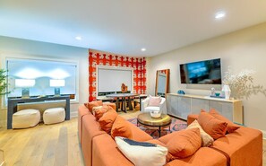 TV - Chic Nash Home, 4bd/4ba w/ Hot Tub & Rooftop! (Nashville)