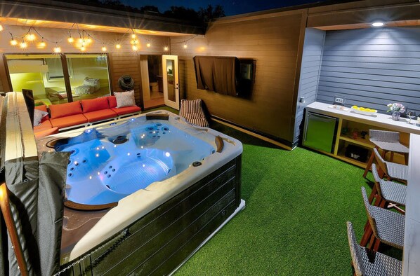 Outdoor spa tub - Chic Nash Home, 4bd/4ba w/ Hot Tub & Rooftop! (Nashville)