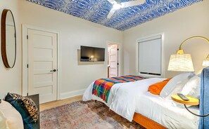 4 bedrooms, iron/ironing board, WiFi, bed sheets - Chic Nash Home, 4bd/4ba w/ Hot Tub & Rooftop! (Nashville)