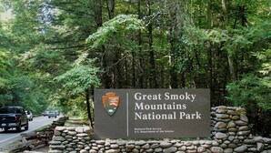 A sign for Great Smoky Mountains National Park with a stone wall and wooden steps leading up to it. - Black Butte - Lux Family Cabin With Games Firepit (Sevierville)