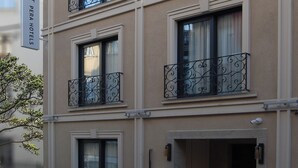 Een hotel met meerdere verdiepingen, balkons en een bord dat het een concept hotel aangeeft.