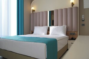 Hypo-allergenic bedding, minibar, free WiFi, bed sheets