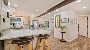 冰箱、微波炉、烤箱、炉灶