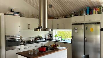 Kylskåp, ugn, spishäll och diskmaskin