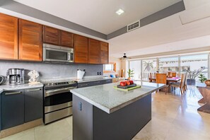 Fridge, microwave, oven, stovetop - Spacious Design with Beach Access and Ocean Views (Huatulco)